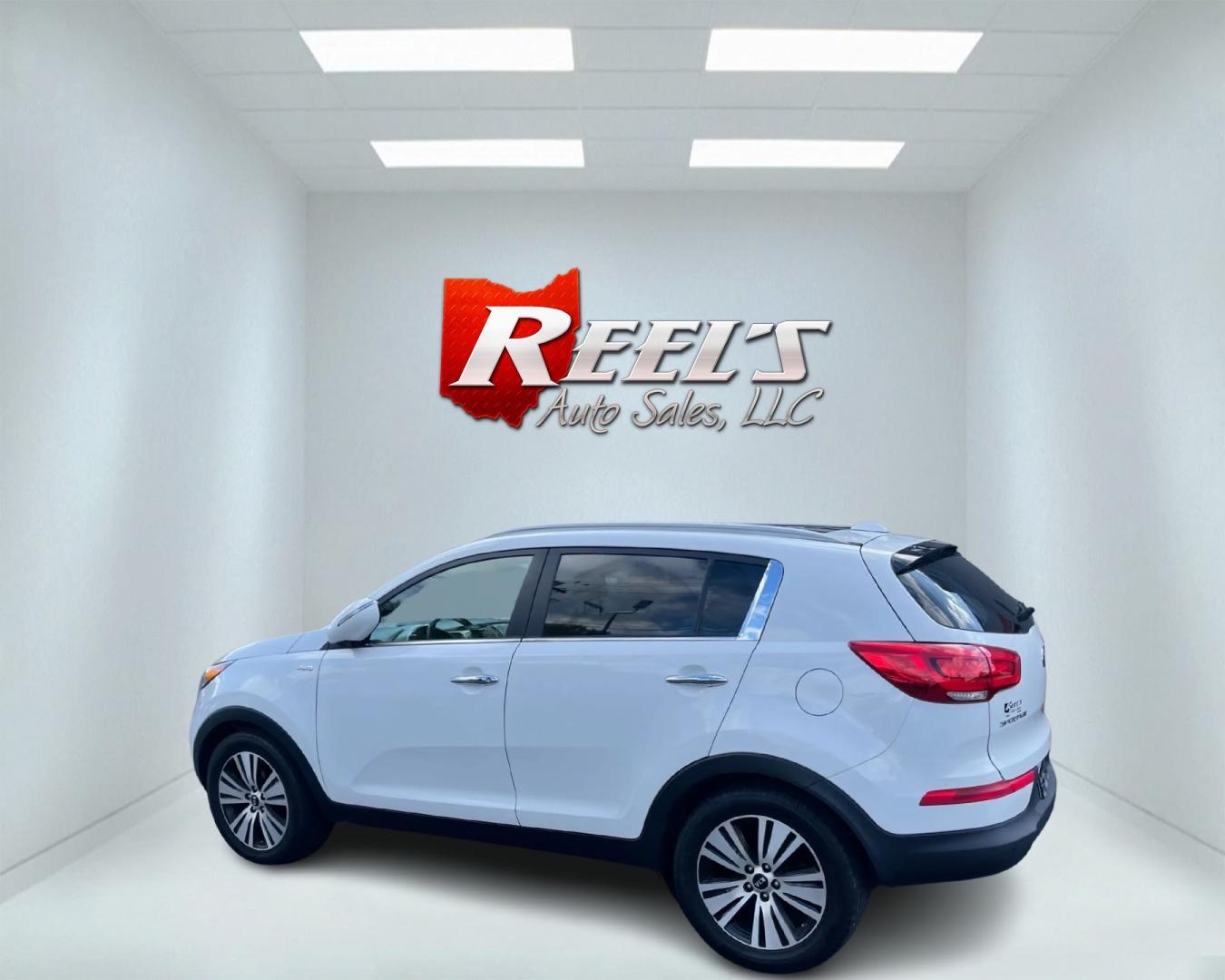 2016 White /Black Kia Sportage EX AWD (KNDPCCAC4G7) with an 2.4L I4 DOHC 24V engine, 6-Speed Automatic transmission, located at 11115 Chardon Rd. , Chardon, OH, 44024, (440) 214-9705, 41.580246, -81.241943 - This 2016 Kia Sportage EX Premium AWD is a compact SUV that combines sportiness, comfort, and functionality. It is equipped with a 2.4L four-cylinder engine that delivers 182 horsepower and 177 lb-ft of torque, mated to a six-speed automatic transmission. The EX Premium trim comes with advanced safe - Photo#11